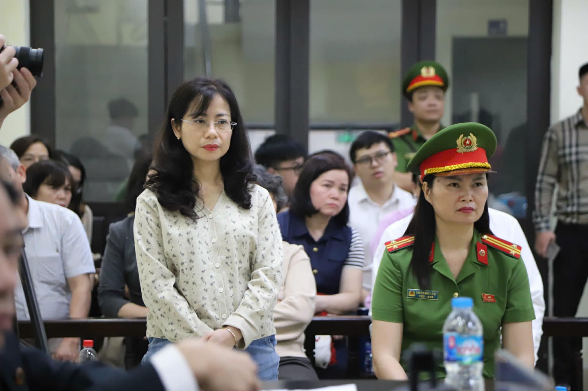 Cựu hiệu trưởng lãnh 3 năm tù vì thu 15.000 một tiết dạy thêm từ 13 năm trước 2 Cựu hiệu trưởng lãnh 3 năm tù vì thu 15.000 một tiết dạy thêm từ 13 năm trước - Ảnh 2.