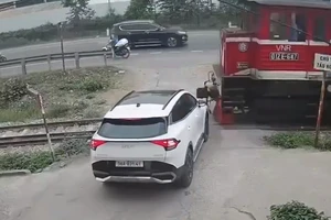 Clip ô tô băng qua đường sắt bị tàu hỏa tông