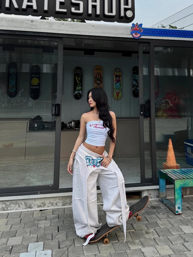 Diện áo quây quyến rũ mà vẫn tinh tế- Ảnh 2. Diện áo quây quyến rũ mà vẫn tinh tế- Ảnh 2.