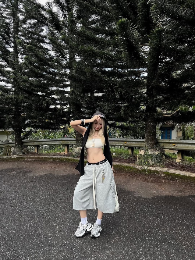 Diện áo quây quyến rũ mà vẫn tinh tế- Ảnh 3. Diện áo quây quyến rũ mà vẫn tinh tế- Ảnh 3.