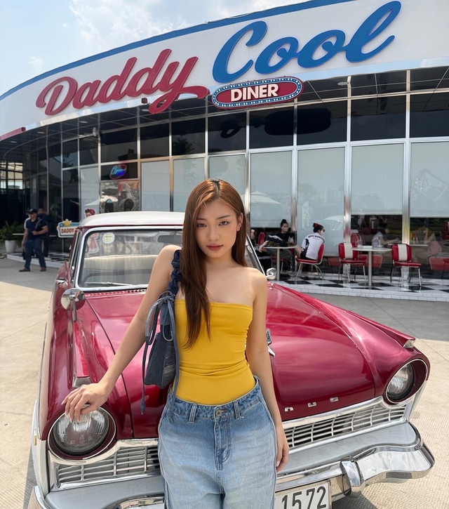 Diện áo quây quyến rũ mà vẫn tinh tế- Ảnh 7. Diện áo quây quyến rũ mà vẫn tinh tế- Ảnh 7.