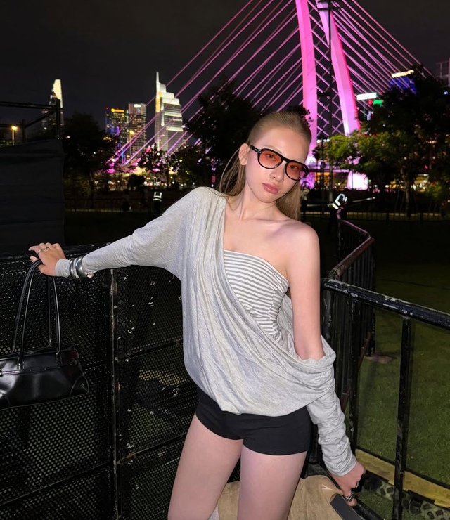 Diện áo quây quyến rũ mà vẫn tinh tế- Ảnh 8. Diện áo quây quyến rũ mà vẫn tinh tế- Ảnh 8.