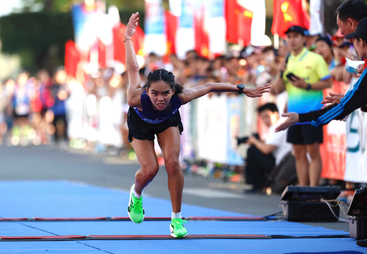 Nữ runner Ngọc Hoa bò về đích ở giải Tienphong Marathon 2 1774887894 922 Nu runner Ngoc Hoa bo ve dich o giai Tienphong