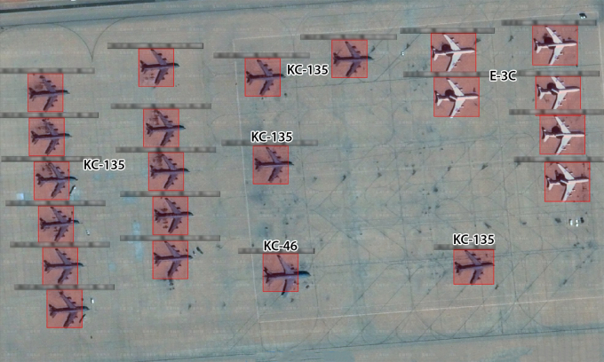 Máy bay Mỹ tại một trong các bãi đỗ ở căn cứ Prince Sultan trong ảnh vệ tinh chụp ngày 23/2. Ảnh: Mizar Vision
