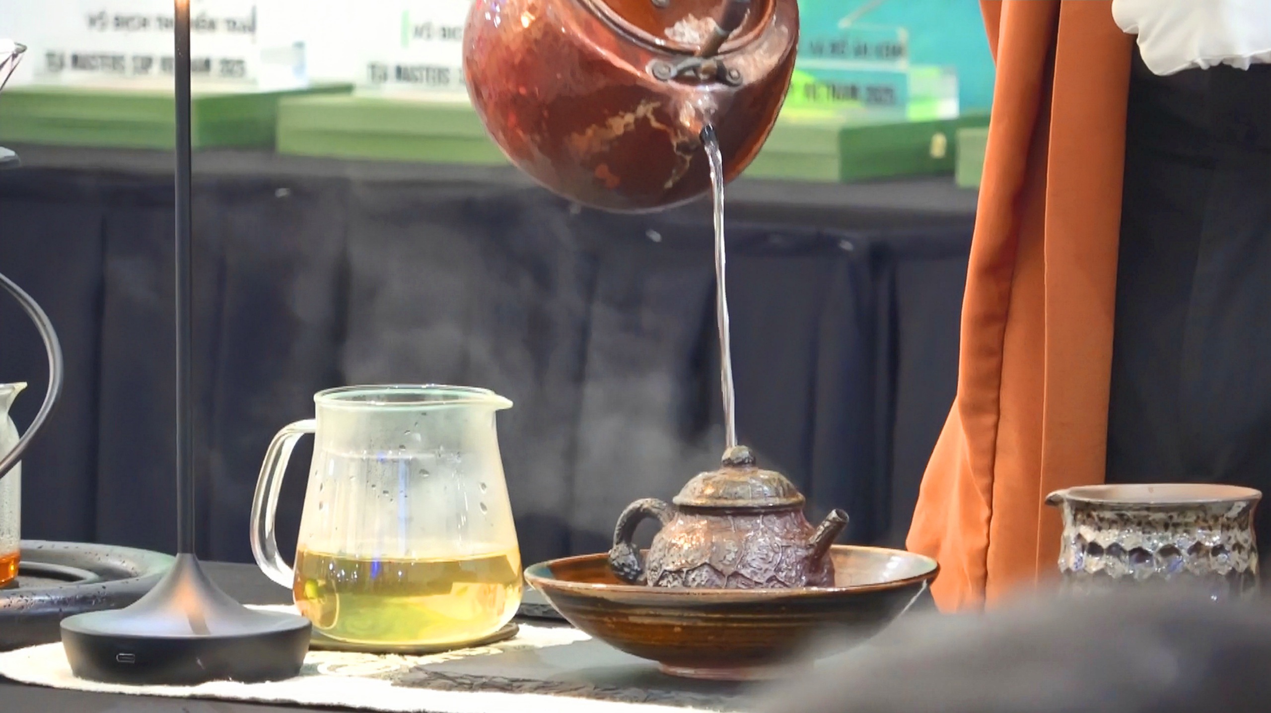 Chiếc cối xay cà phê và chén trà 