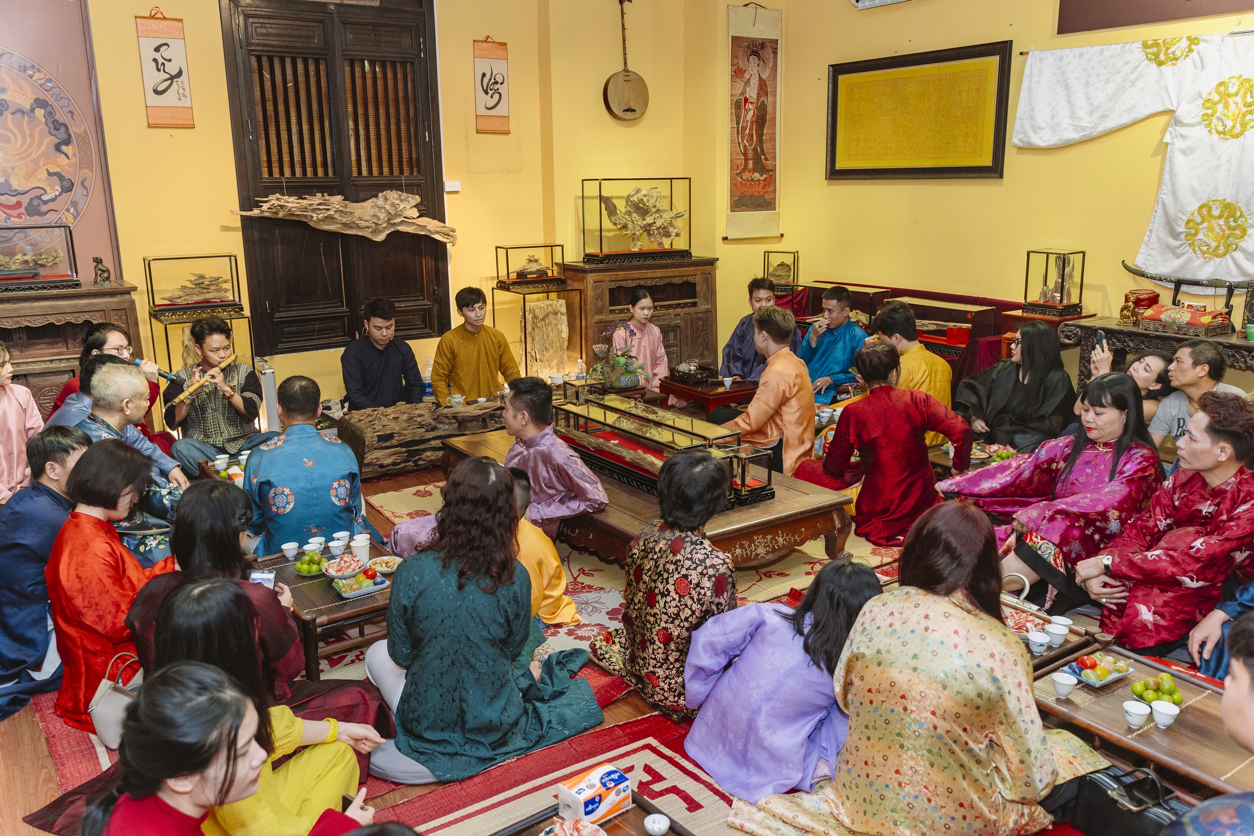 Chiếc cối xay cà phê và chén trà 