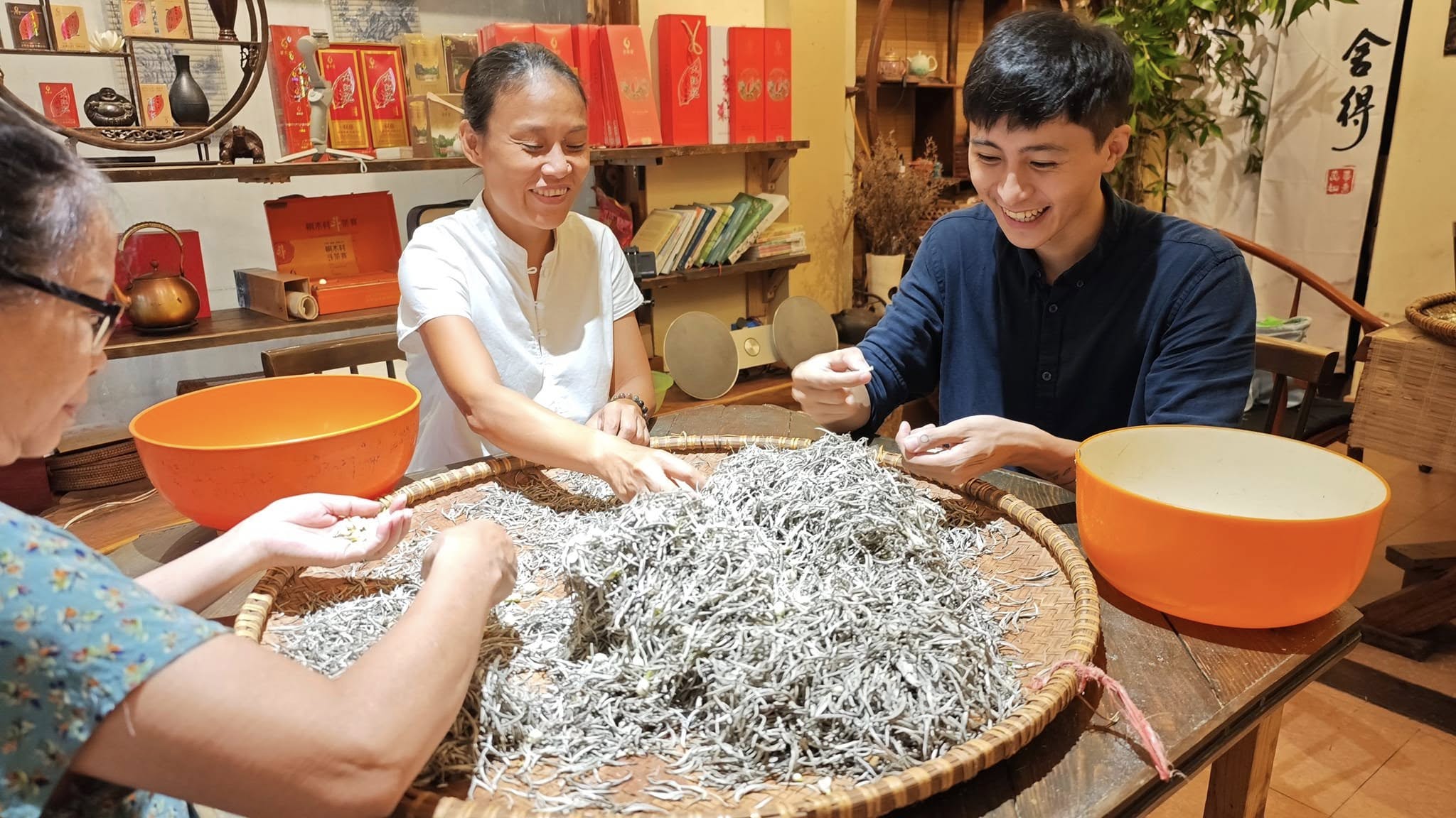 Chiếc cối xay cà phê và chén trà 