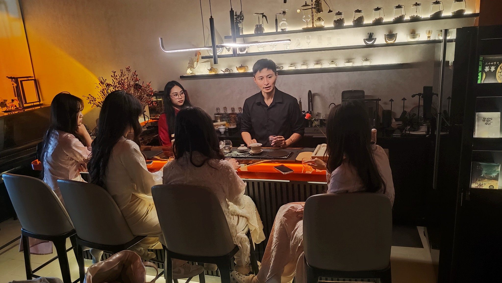 Chiếc cối xay cà phê và chén trà 