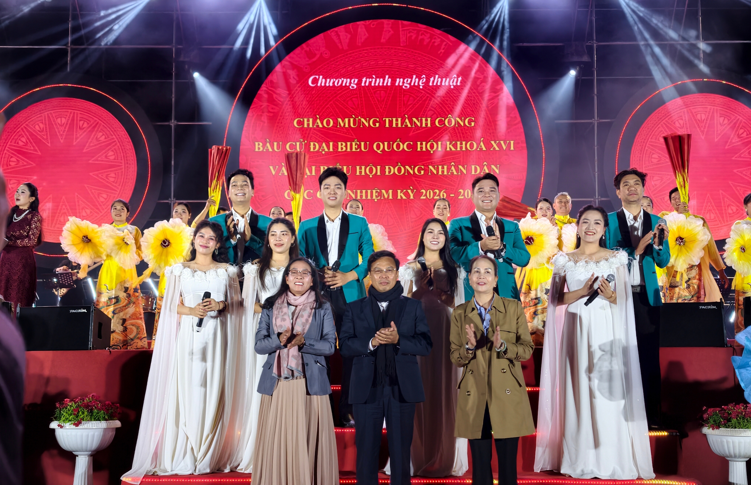 Du khách hào hứng với đêm nghệ thuật đặc biệt ở Đà Lạt - Ảnh 2.