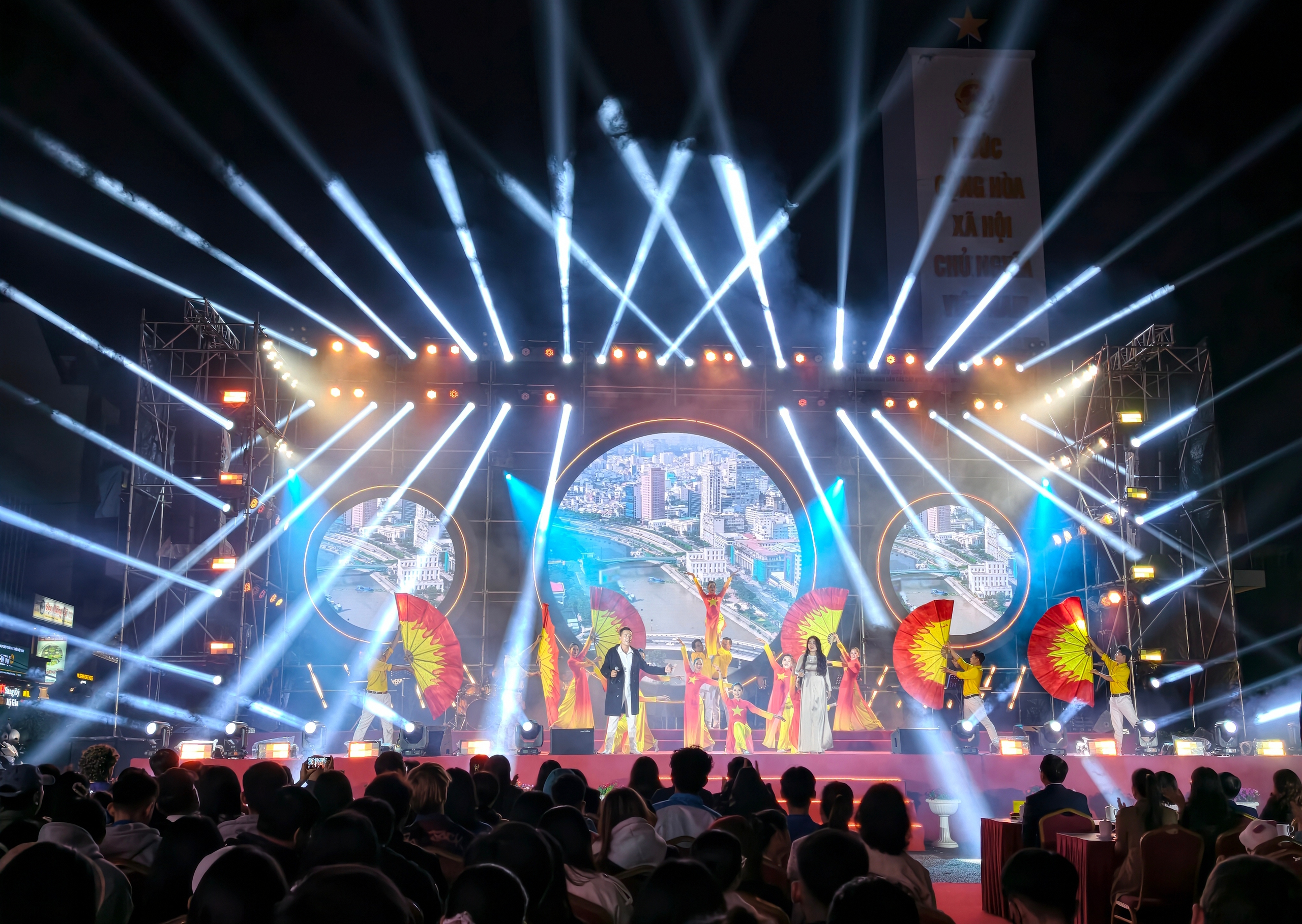 Du khách hào hứng với đêm nghệ thuật đặc biệt ở Đà Lạt - Ảnh 3.