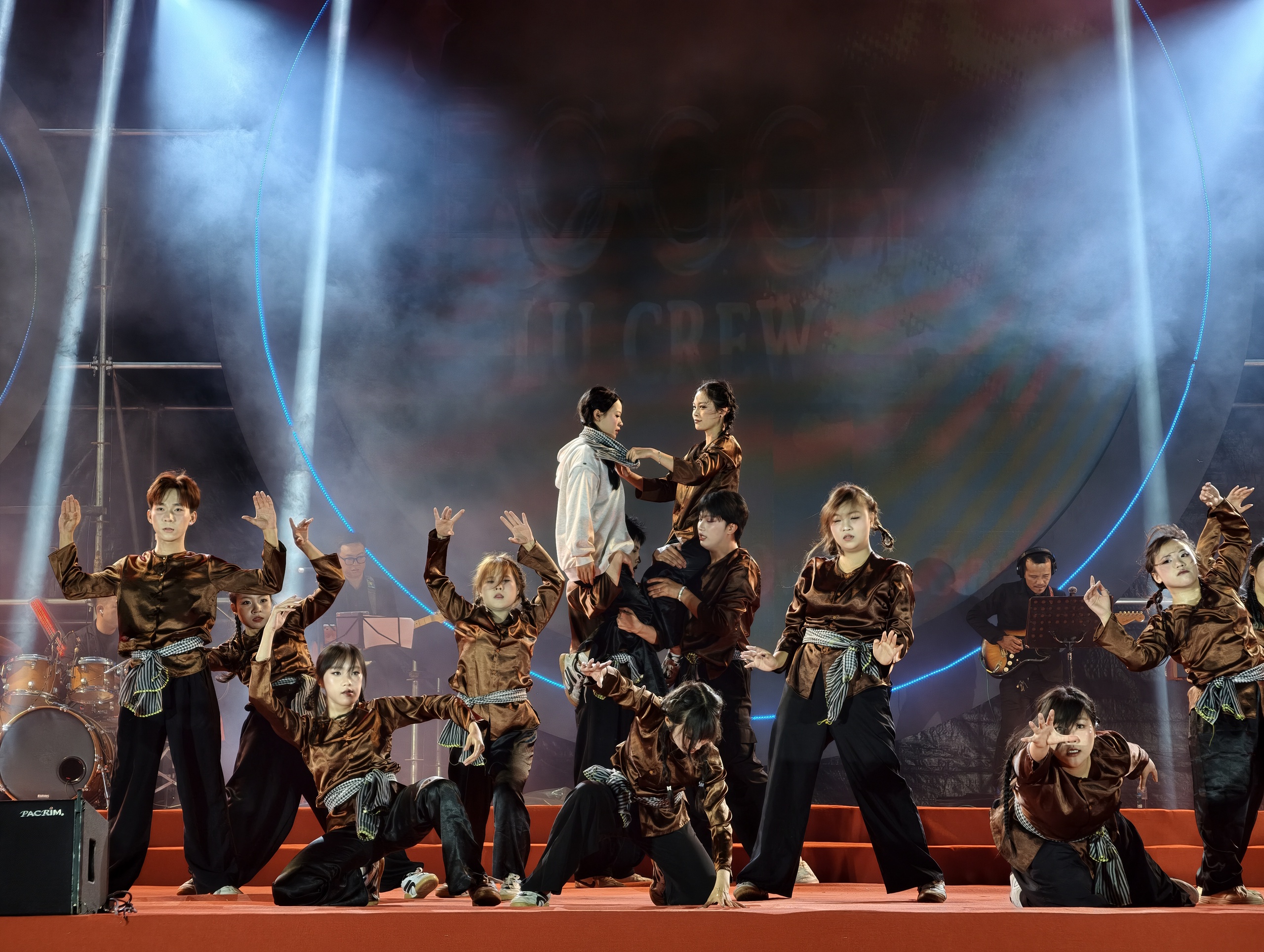 Du khách hào hứng với đêm nghệ thuật đặc biệt ở Đà Lạt - Ảnh 4.