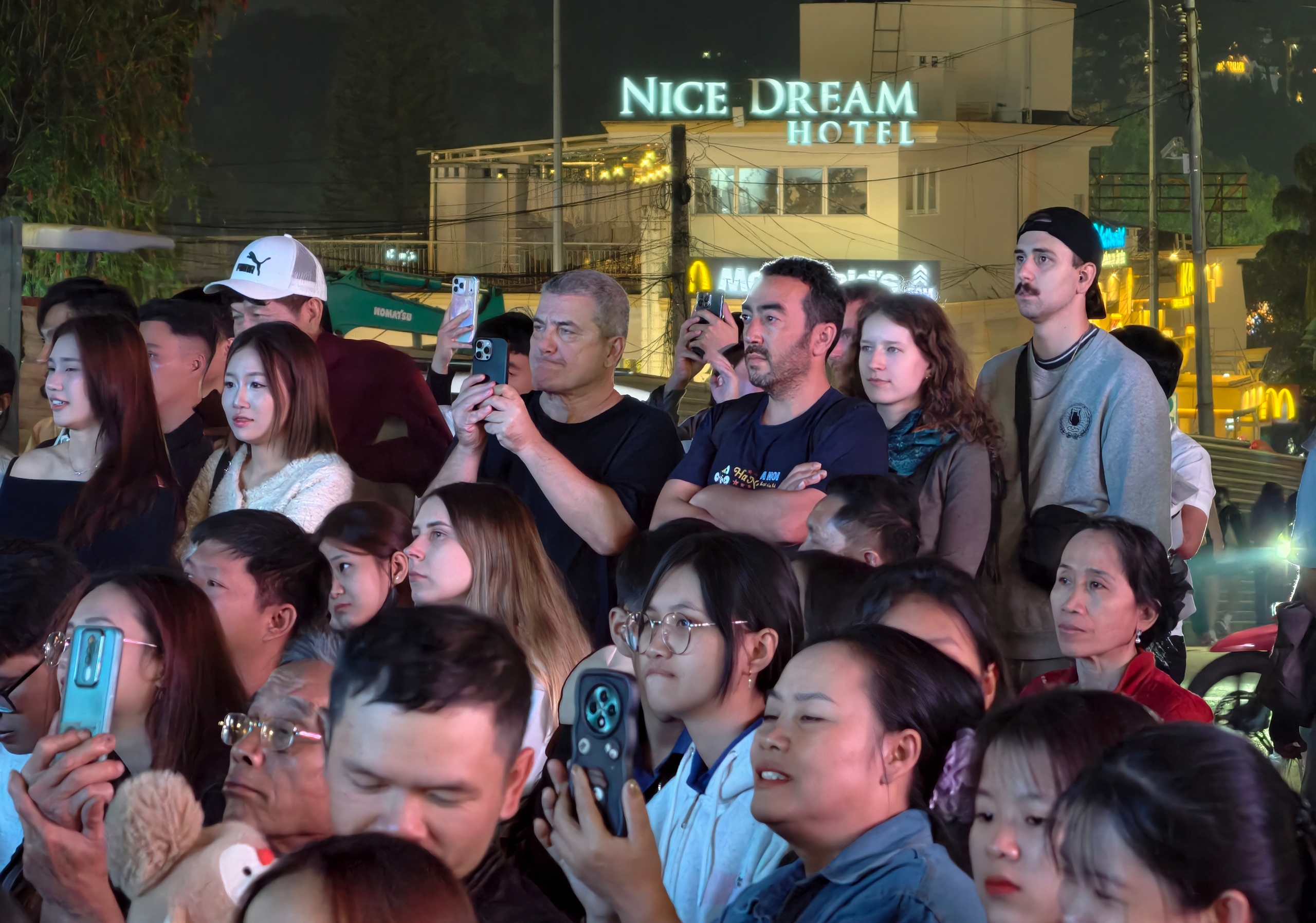 Du khách hào hứng với đêm nghệ thuật đặc biệt ở Đà Lạt - Ảnh 5.