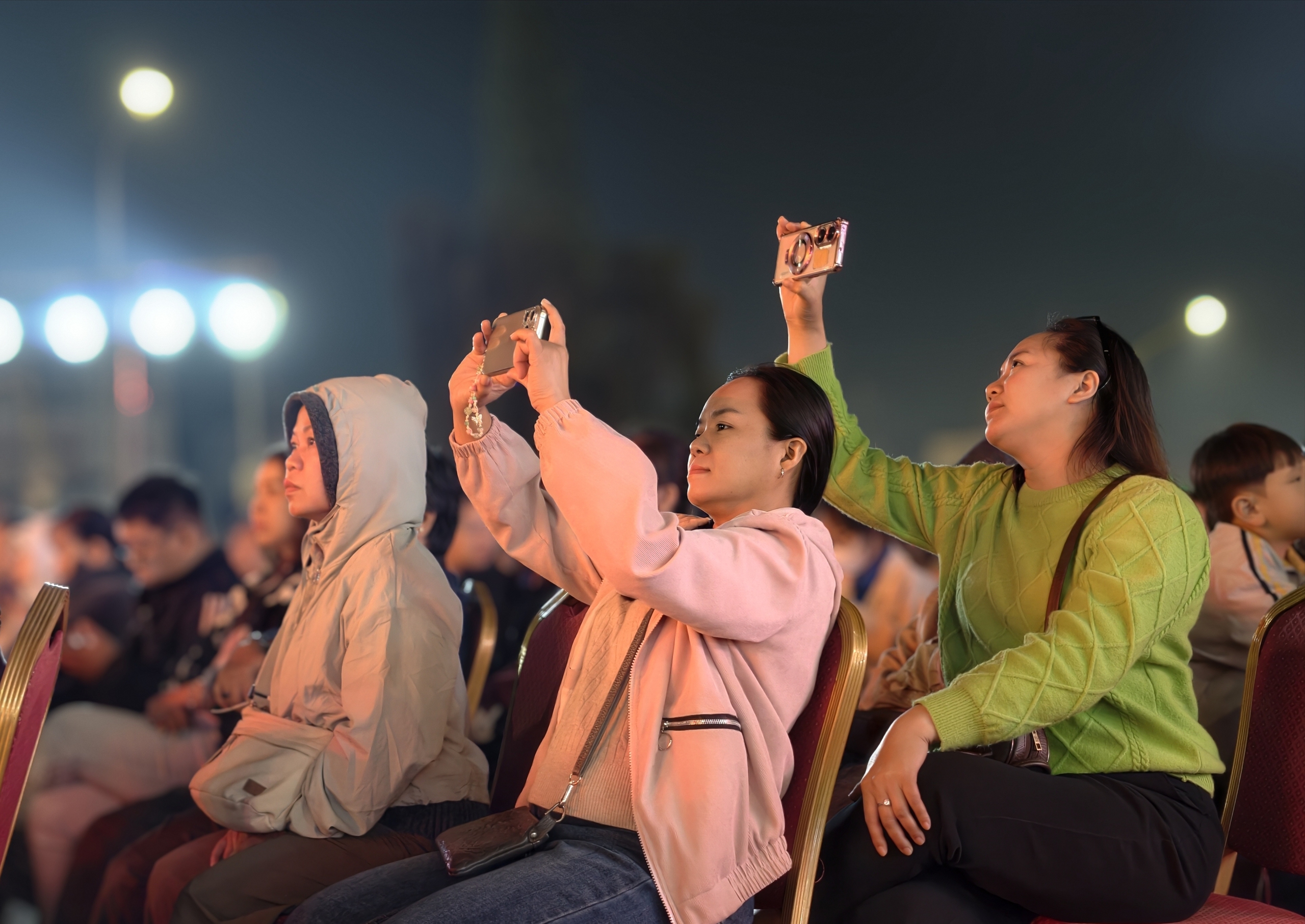 Du khách hào hứng với đêm nghệ thuật đặc biệt ở Đà Lạt - Ảnh 6.