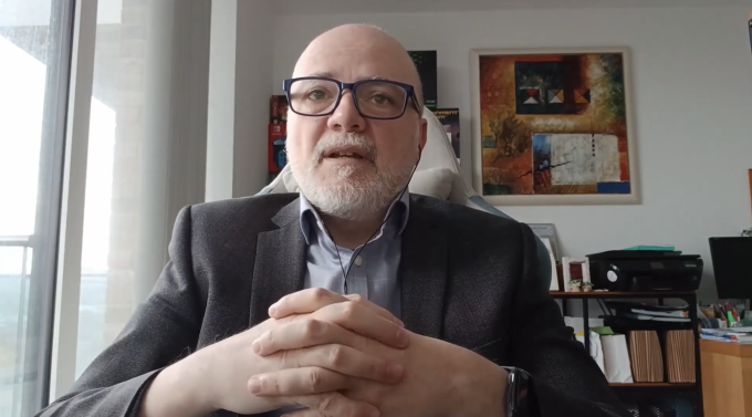 TS Tullio Lobetti cho biết Tổ chức Bảo đảm Chất lượng giáo dục đại học Vương quốc Anh (QAA) qua phần trò chuyện trực tuyến. Ảnh: British Council