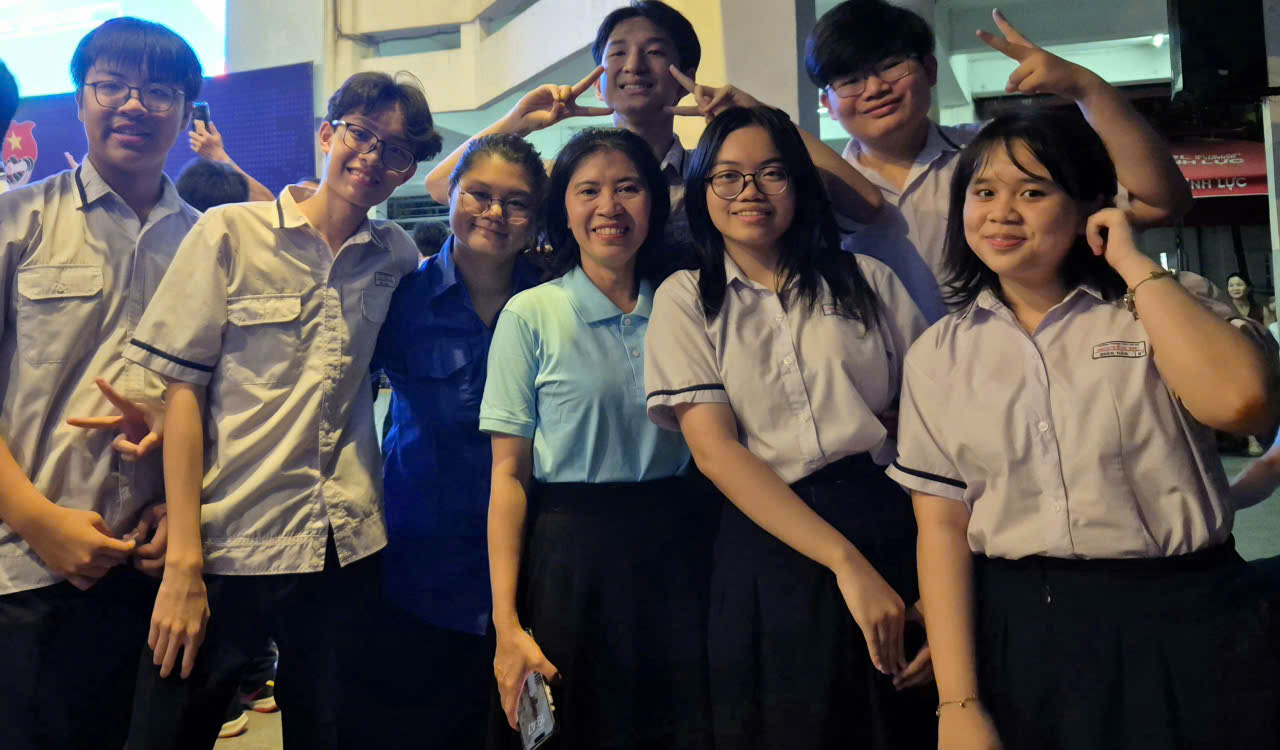 Khi ngọn lửa được thắp lên giữa lòng 'ngôi sao' tuổi trẻ 3 Khi ngọn lửa được thắp lên giữa lòng 'ngôi sao' tuổi trẻ - Ảnh 3.