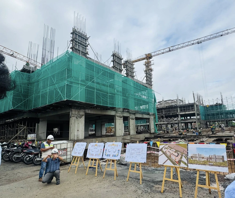 Hiện nguồn cung nhà ở xã hội chưa đáp ứng nhu cầu người dân. Ảnh: V.LONG nha-o-xa-hoi-vn.jpg