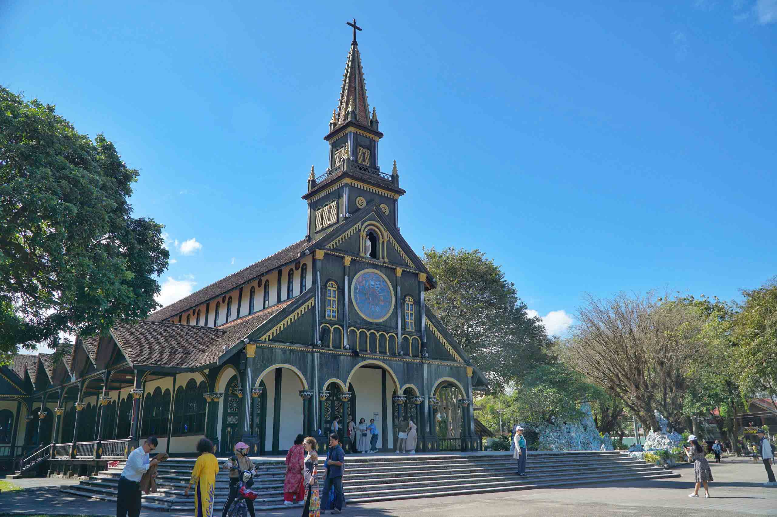 Những nhà thờ độc đáo: Nhà thờ Gỗ trăm năm giữa lòng phố núi- Ảnh 2.