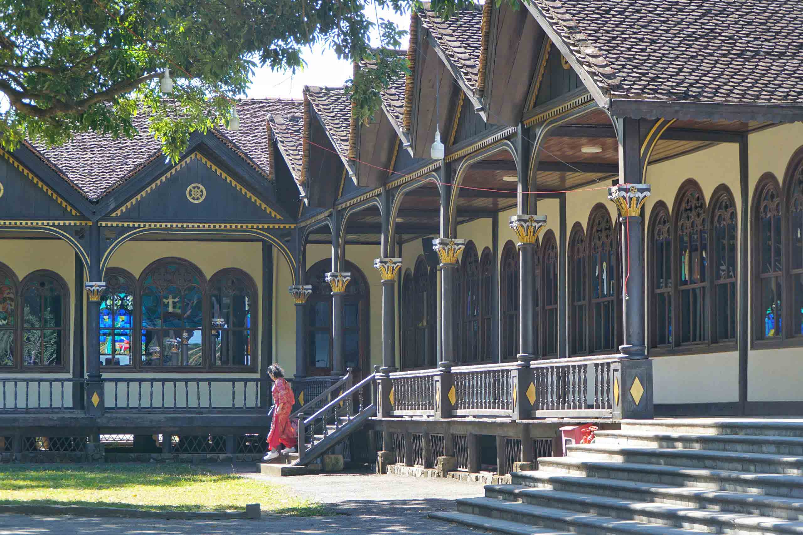 Những nhà thờ độc đáo: Nhà thờ Gỗ trăm năm giữa lòng phố núi- Ảnh 3.