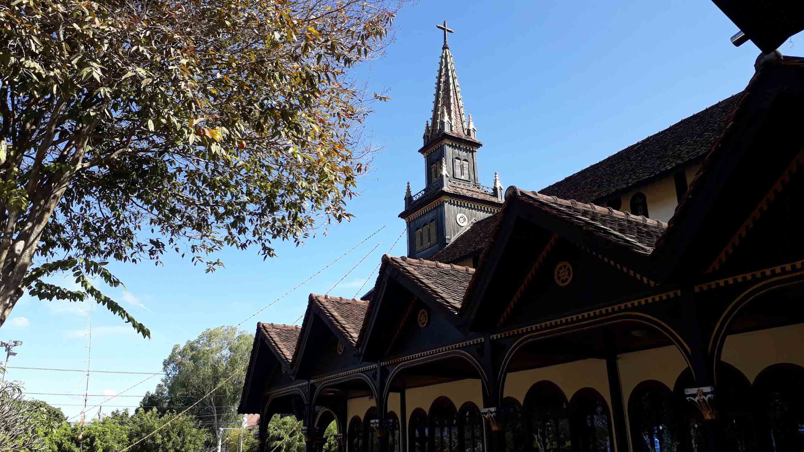 Những nhà thờ độc đáo: Nhà thờ Gỗ trăm năm giữa lòng phố núi- Ảnh 4.