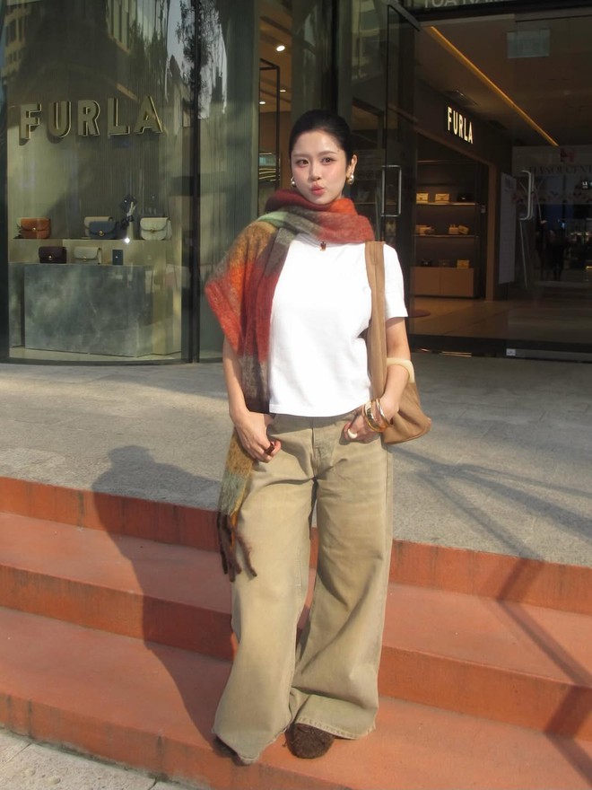 Trang phục dạo phố cá tính không thể thiếu áo baby tee  - Ảnh 4.