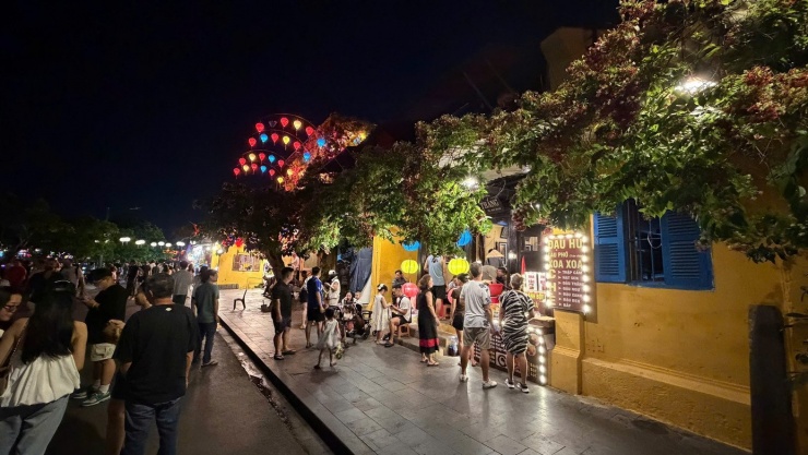 Một quán chè nổi tiếng ở đường Bạch Đằng chỉ kinh doanh bên trong nhà, trả mặt bằng vỉa hè cho du khách và người dân đi bộ.