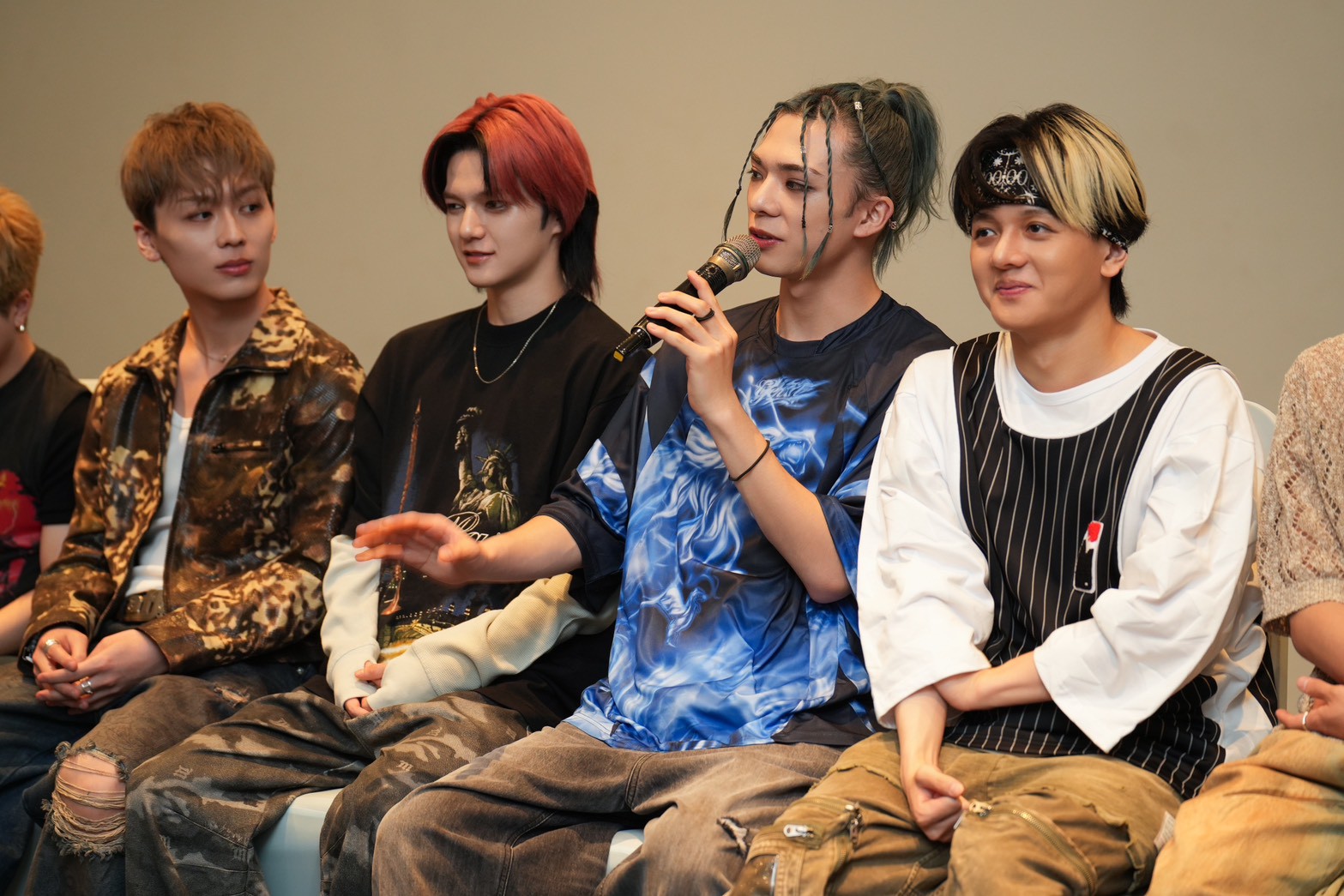 Gặp gỡ nhóm nam Nhật Bản cực chất hiện tại: Nhạc hot nghe mòn tai giờ mới biết mặt, mê mẩn sự cuồng nhiệt của khán giả Việt- Ảnh 4. Gặp gỡ nhóm nam Nhật Bản cực chất hiện tại: Nhạc hot nghe mòn tai giờ mới biết mặt, mê mẩn sự cuồng nhiệt của khán giả Việt- Ảnh 4.