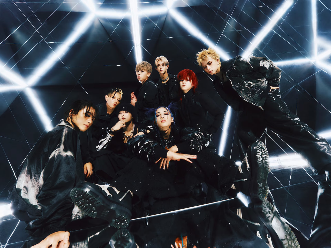 Gặp gỡ nhóm nam Nhật Bản cực chất hiện tại: Nhạc hot nghe mòn tai giờ mới biết mặt, mê mẩn sự cuồng nhiệt của khán giả Việt- Ảnh 8. Gặp gỡ nhóm nam Nhật Bản cực chất hiện tại: Nhạc hot nghe mòn tai giờ mới biết mặt, mê mẩn sự cuồng nhiệt của khán giả Việt- Ảnh 8.