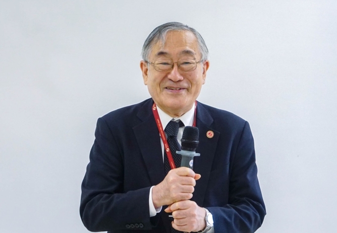 GS Furuta Motoo trong một buổi giảng cho sinh viên trường Đại học Việt Nhật. Ảnh: VJU