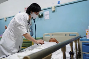 Bệnh viện tìm người thân cho cụ ông ngất xỉu ngoài đường 