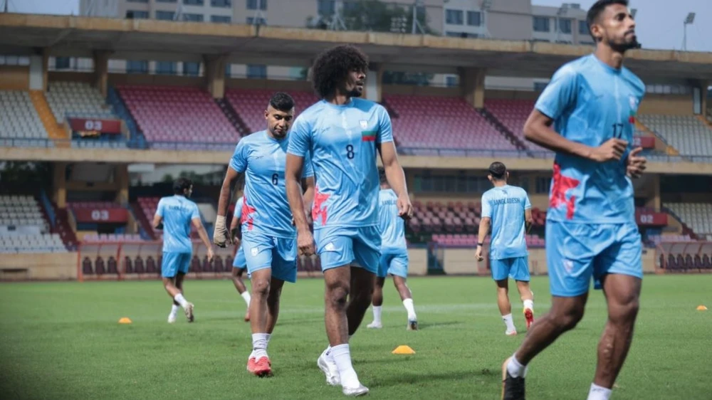 Hamza (8) tập luyện cùng đồng đội ở Hà Nội. Ảnh: BLDD. hlv-kim-sang-sik-tim-cach-khoa-gio-ngoi-sao-bangladesh-da-giai-anh (2).jpg