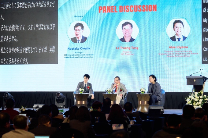 TS. Lê Trường Tùng tọa đàm với các chuyên gia Nhật Bản tại sự kiện. Ảnh: Trường Đại học FPT