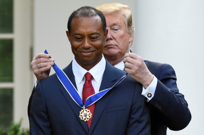 Tiger Woods nhận Huân chương Tự do Tổng thống - phần thưởng dân sự cao quý nhất của Mỹ - từ Tổng thống Donald Trump tại Vườn Hồng, Nhà Trắng ở Washington, Mỹ, ngày 6/5/2019. Ảnh: Reuters