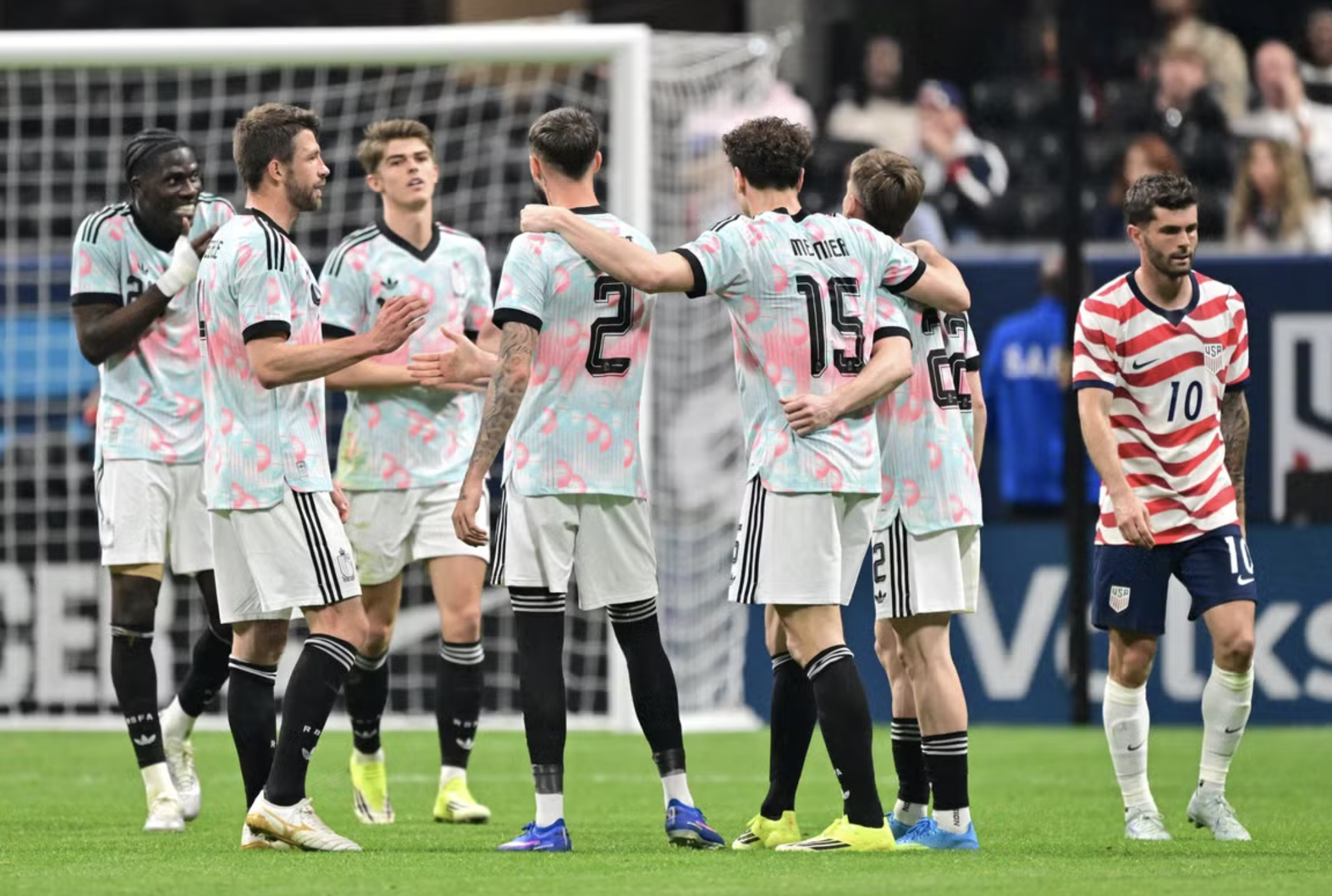 Bỉ phô diễn sức mạnh, thắng nghiền ép đồng chủ nhà World Cup 3 Bỉ phô diễn sức mạnh, thắng nghiền ép đồng chủ nhà World Cup - Ảnh 3.