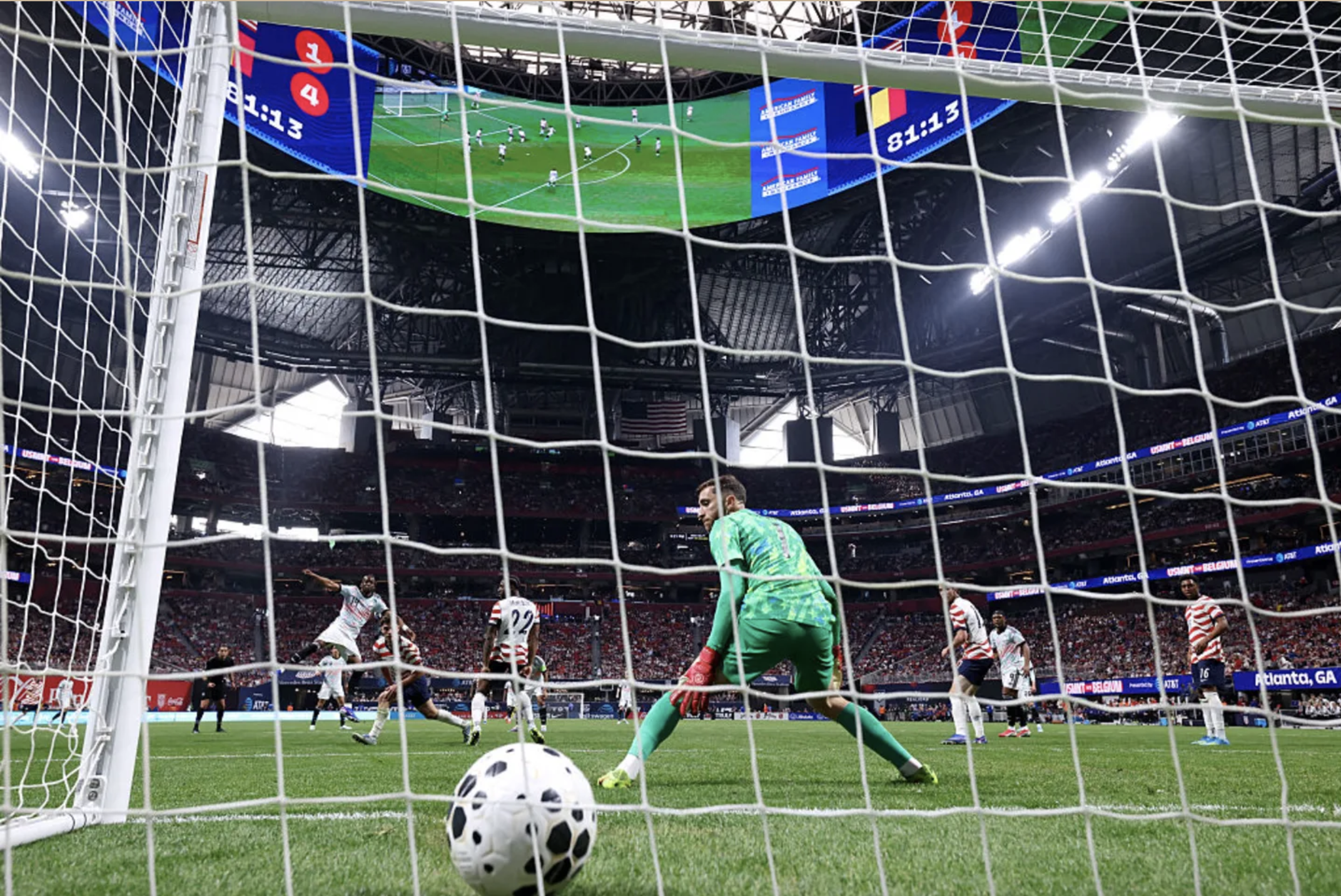 Bỉ phô diễn sức mạnh, thắng nghiền ép đồng chủ nhà World Cup 4 Bỉ phô diễn sức mạnh, thắng nghiền ép đồng chủ nhà World Cup - Ảnh 4.