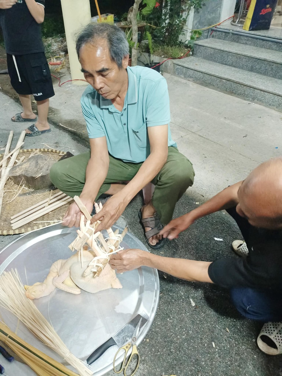 Đặc sản gà luộc lạ mắt làm 12 tiếng ở Bắc Ninh, đứng xòe cánh như còn sống - 2