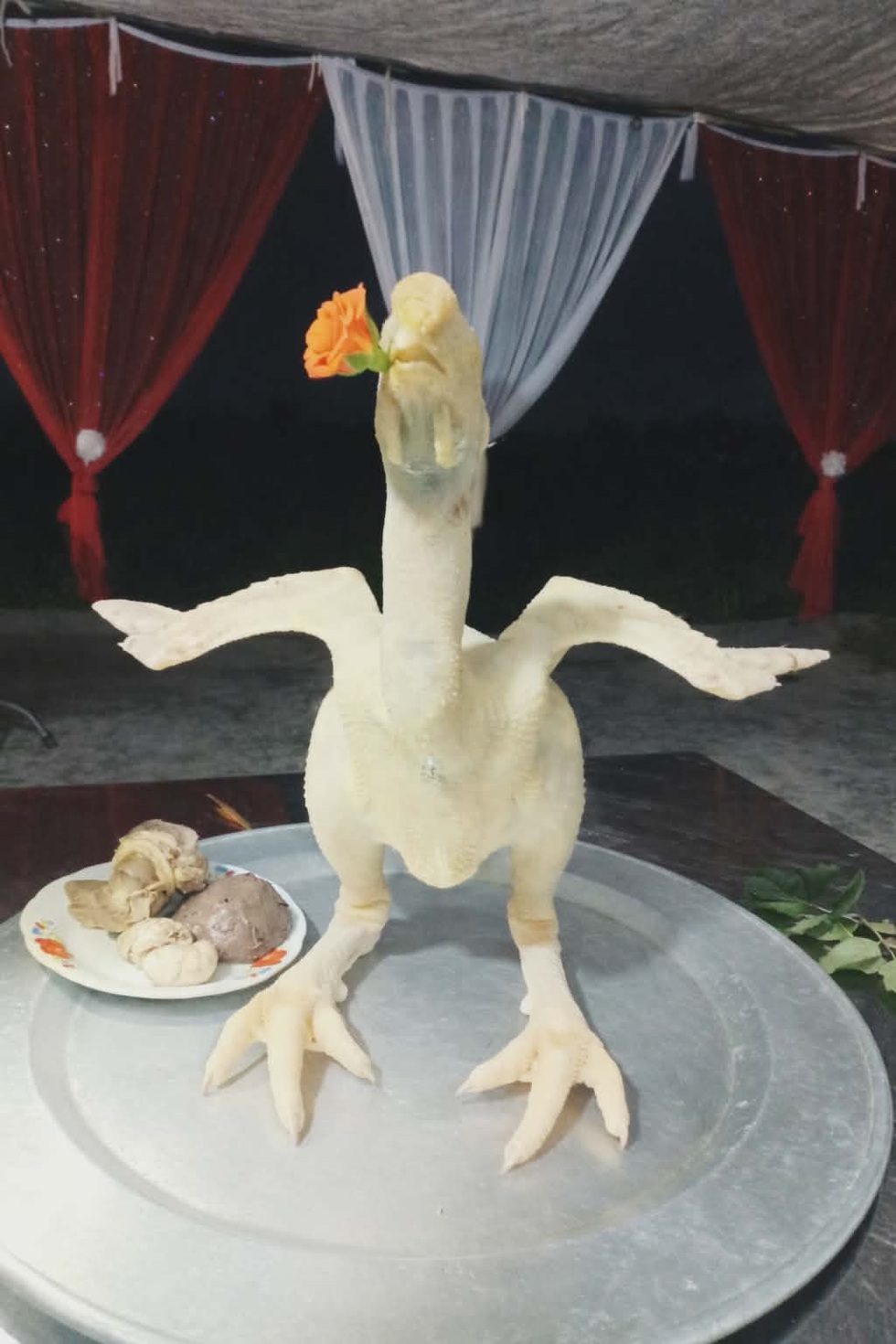 Đặc sản gà luộc lạ mắt làm 12 tiếng ở Bắc Ninh, đứng xòe cánh như còn sống - 3