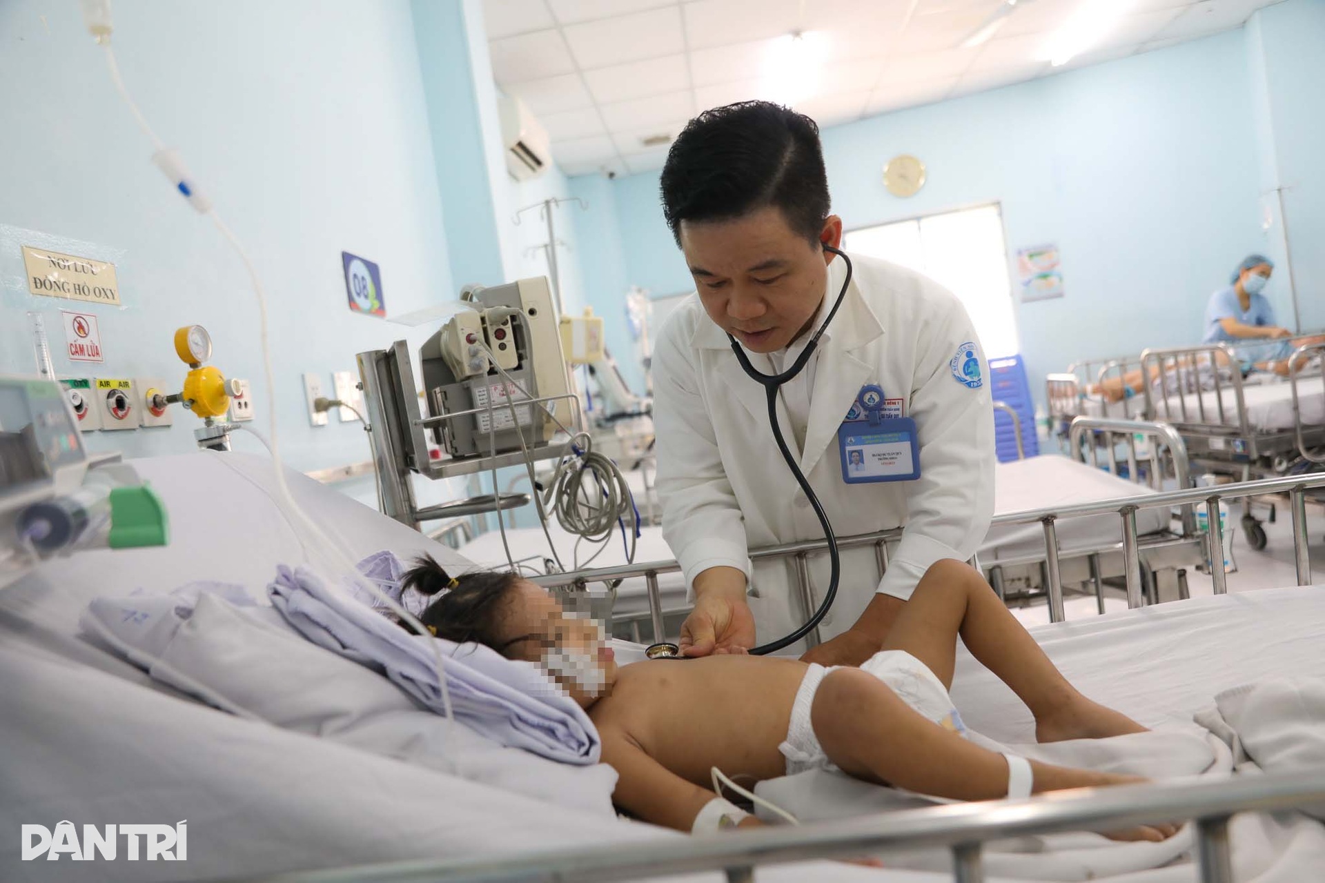 Bên trong nơi cứu chữa trẻ mắc tay chân miệng nặng, biến chứng ngưng thở - 3