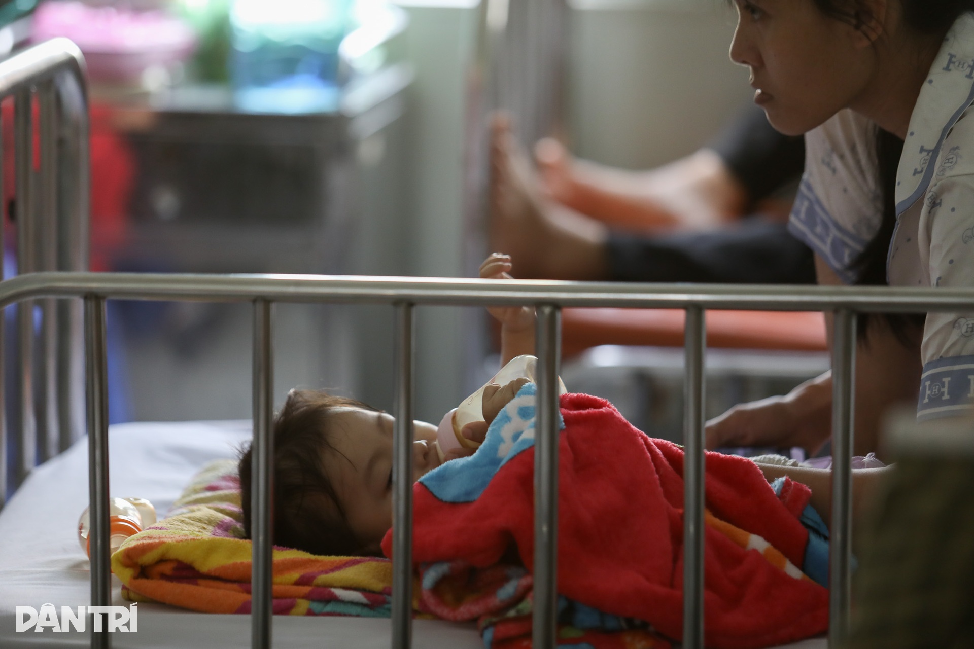 Bên trong nơi cứu chữa trẻ mắc tay chân miệng nặng, biến chứng ngưng thở - 9