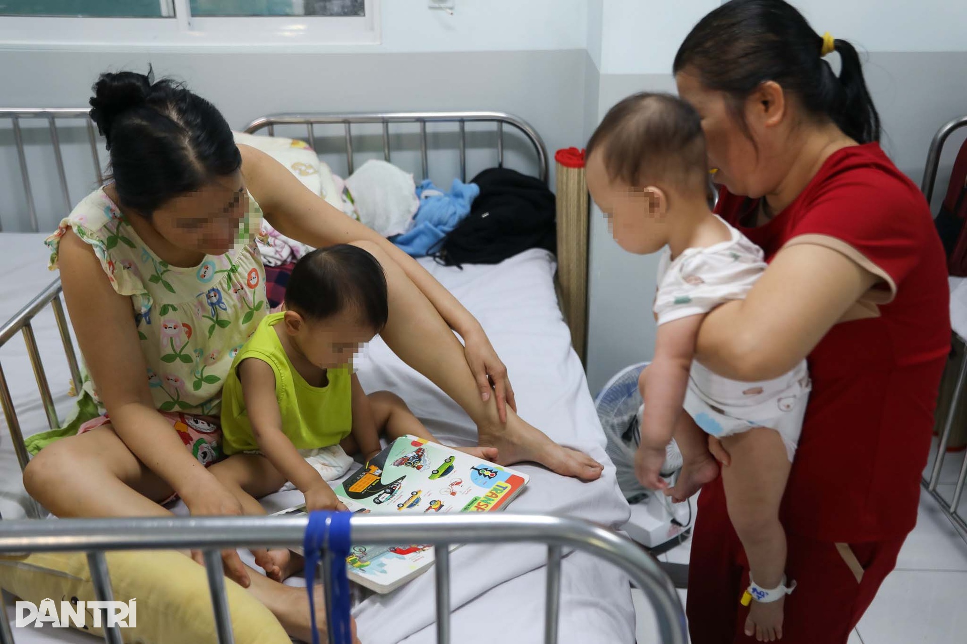 Bên trong nơi cứu chữa trẻ mắc tay chân miệng nặng, biến chứng ngưng thở - 12