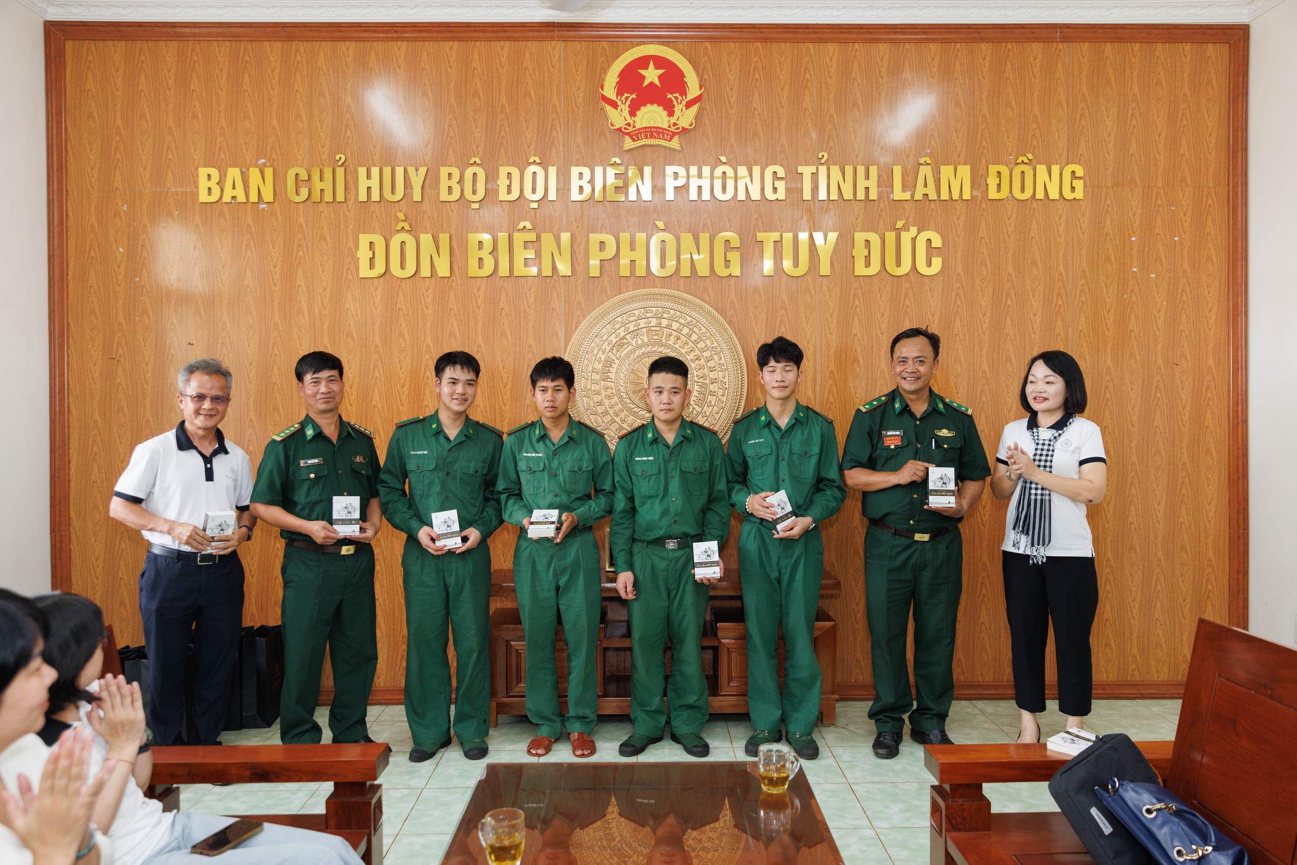 'Hành trình Từ Trái Tim' mang niềm vui đến chiến sĩ vùng biên giới 2 'Hành trình Từ Trái Tim' mang niềm vui đến chiến sĩ vùng biên giới - Ảnh 2.