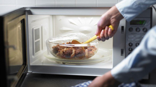 Các tuyệt chiêu hâm nóng đồ ăn bằng lò vi sóng 3 Sau khi chuẩn bị xong các bước trên, bạn cho phần thức ăn vào lò vi sóng. Việc cài đặt nhiệt độ hay thời gian hâm nóng thức ăn còn phụ thuộc nhiều vào lượng thức ăn nhiều hay ít, đồ đựng có tiết diện rộng hay nhỏ…
