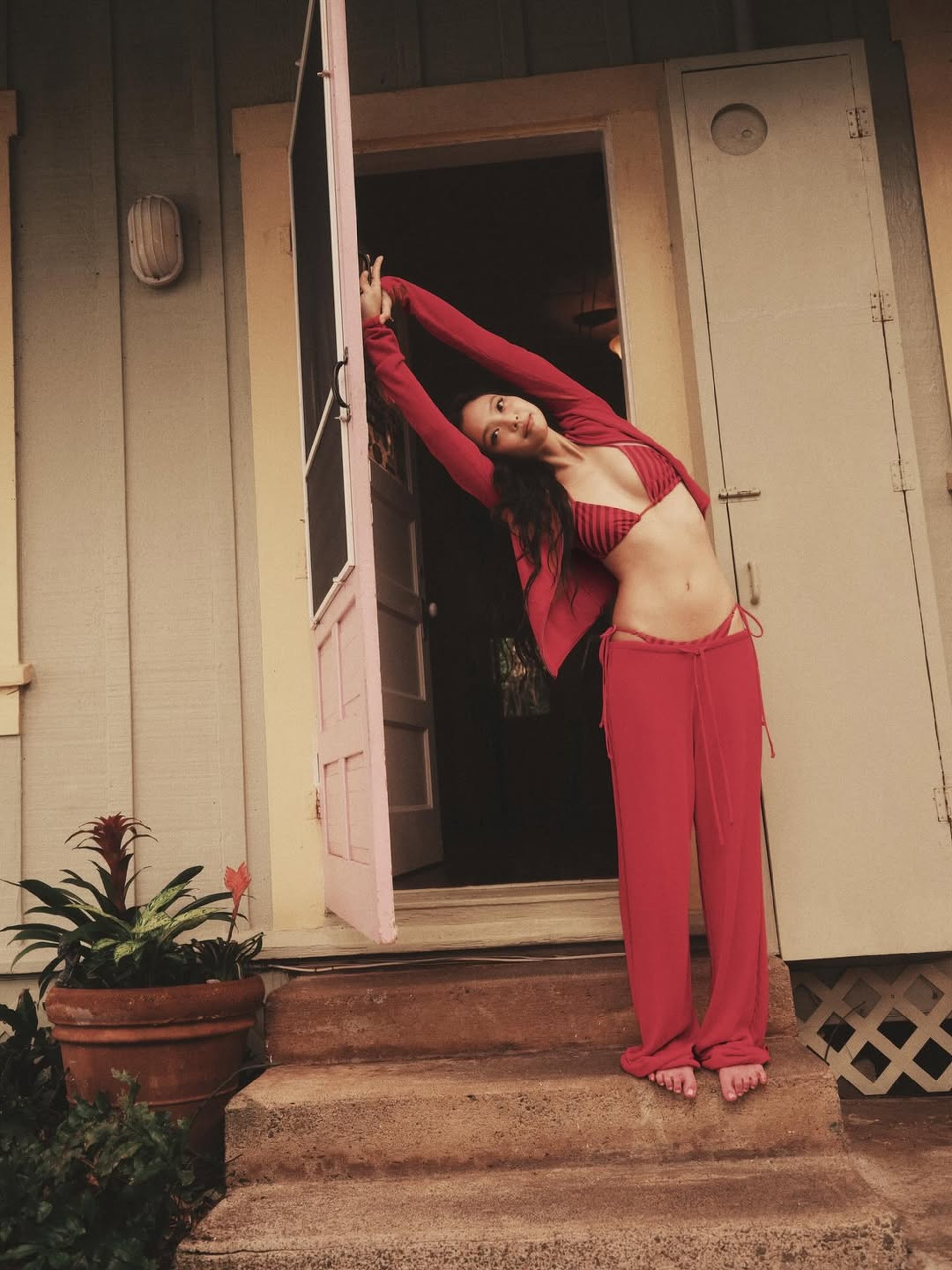 Jennie (Blackpink) khoe dáng gợi cảm với bikini kiểu cổ điển - 5 Jennie (Blackpink) khoe dáng gợi cảm với bikini kiểu cổ điển - 5