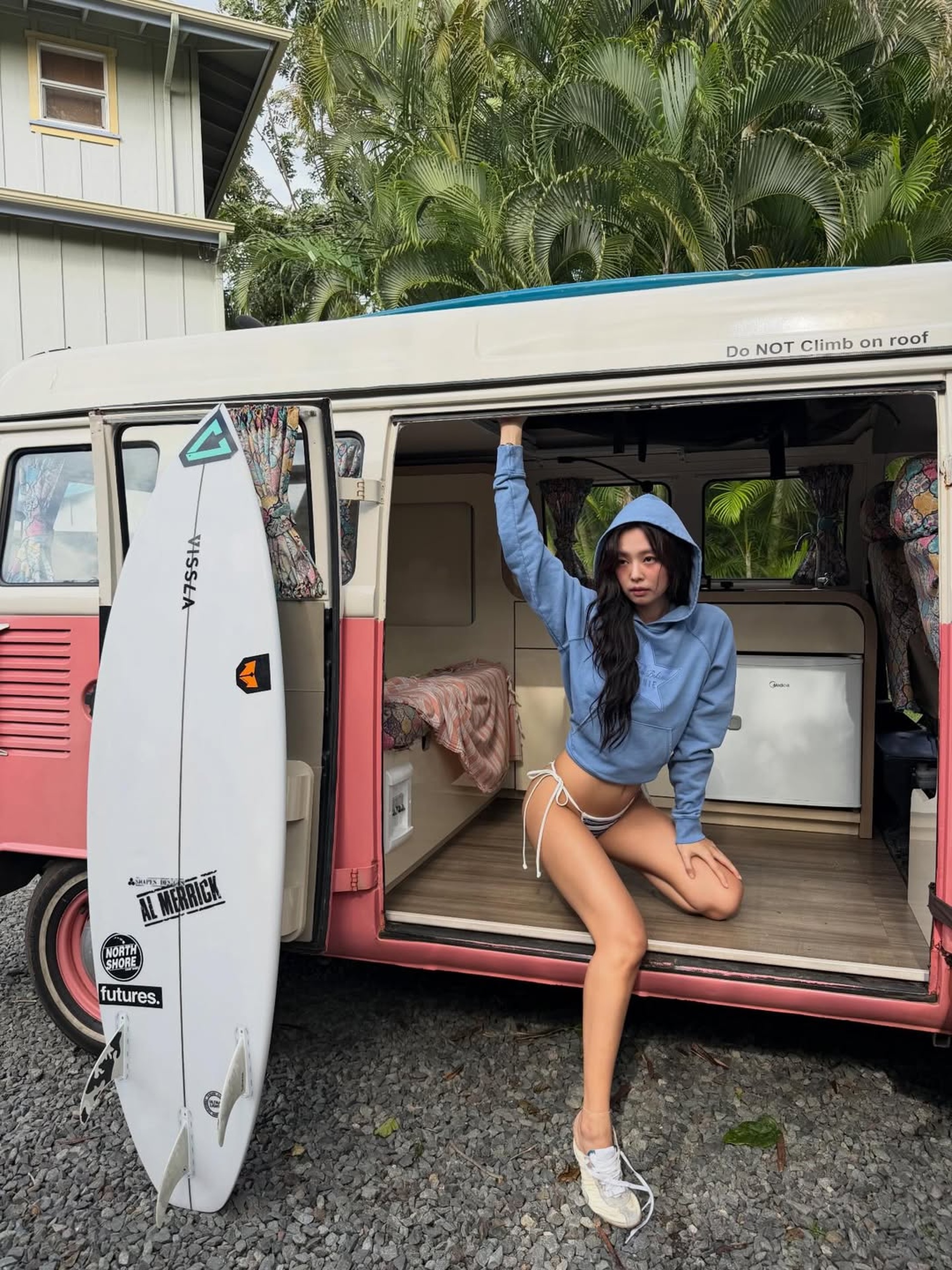 Jennie (Blackpink) khoe dáng gợi cảm với bikini kiểu cổ điển - 10 Jennie (Blackpink) khoe dáng gợi cảm với bikini kiểu cổ điển - 10