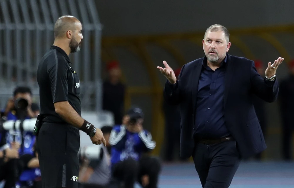 HLV Cklamovski trắng tay do bóng đá Malaysia sử dụng cầu thủ nhập tịch không hợp lệ. Ảnh: ANH HỮU. malaysia-keo-quan-sang-thien-truong-doi-danh-du (1).jpg