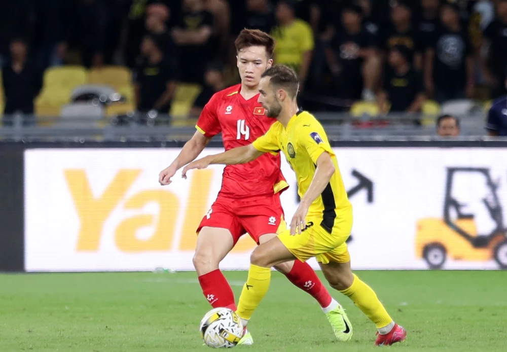 Đội khách đá trận lượt về tại sân Thiên Trường khi biết mình đã bị loại. Ảnh: ANH HỮU. malaysia-keo-quan-sang-thien-truong-doi-danh-du (2).jpg