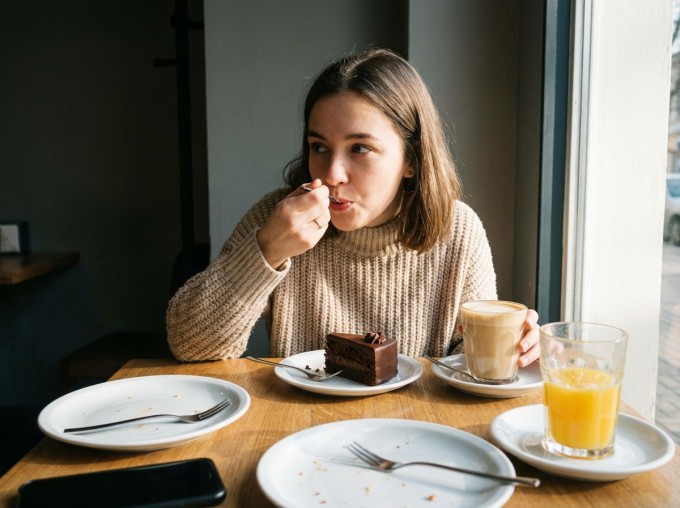 Sau bữa ăn chính, bạn hoàn toàn có thể tráng miệng với một chút đồ ngọt nhưng cần chú ý đến liều lượng vì chúng thường chứa lượng calo rất cao cũng như dễ tạo thành thói quen, muốn ăn nhiều hơn mỗi ngày.