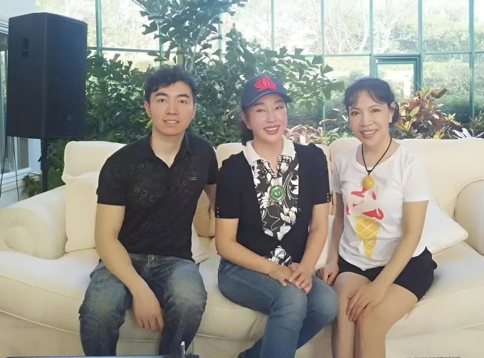 Bị cháu tung tin chết đuối, Lưu Hiểu Khánh tuyên bố không cho thừa kế một xu 3 Lưu Hiểu Khánh và em gái cùng cháu trai. Ảnh: Weibo