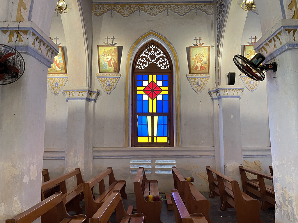 Nhà thờ Mằng Lăng - Thánh đường Gothic lưu giữ hồn chữ Quốc ngữ- Ảnh 2. Nhà thờ Mằng Lăng - Thánh đường Gothic lưu giữ hồn chữ Quốc ngữ- Ảnh 2.