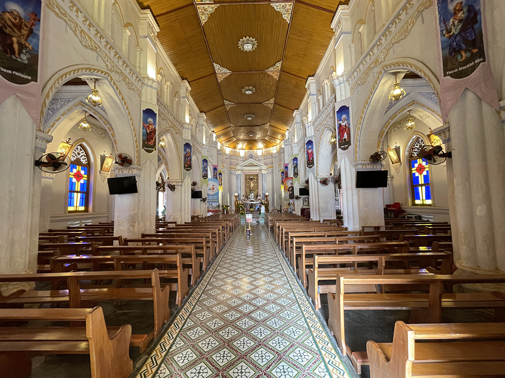 Nhà thờ Mằng Lăng - Thánh đường Gothic lưu giữ hồn chữ Quốc ngữ- Ảnh 3. Nhà thờ Mằng Lăng - Thánh đường Gothic lưu giữ hồn chữ Quốc ngữ- Ảnh 3.