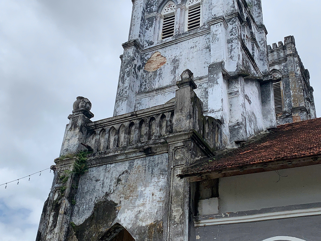 Nhà thờ Mằng Lăng - Thánh đường Gothic lưu giữ hồn chữ Quốc ngữ- Ảnh 4. Nhà thờ Mằng Lăng - Thánh đường Gothic lưu giữ hồn chữ Quốc ngữ- Ảnh 4.